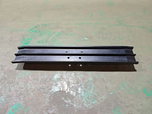 Παπούτσι ερπυστριοφόρου Komatsu PC60 Triple Grouser, βήμα STG135A-8-750-001